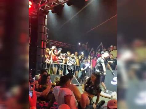 Fã chutando a buceta da Mc pipokinha no palco